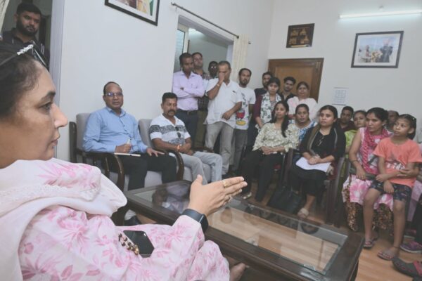 कोटद्वार : नगर निगम द्वारा निराश्रित गौवंश को ट्रकों में भरकर ले जाने का मामला गरमाया, गौ सेवकों ने विधानसभा अध्यक्ष ऋतु खंडूड़ी भूषण से भेंट कर सौंपा ज्ञापन, निगम से मांगी ये जानकारी ………………