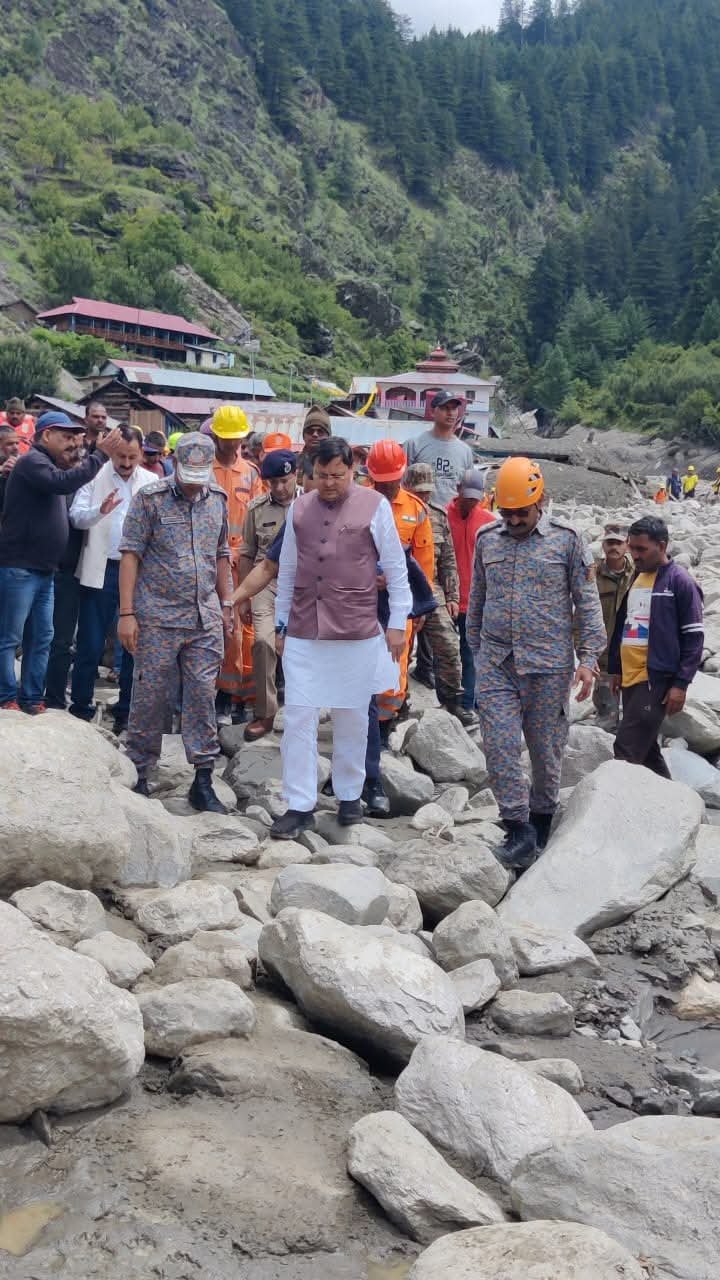 लगातार तीसरे दिन आपदा प्रभावित क्षेत्र में डटे सीएम धामी