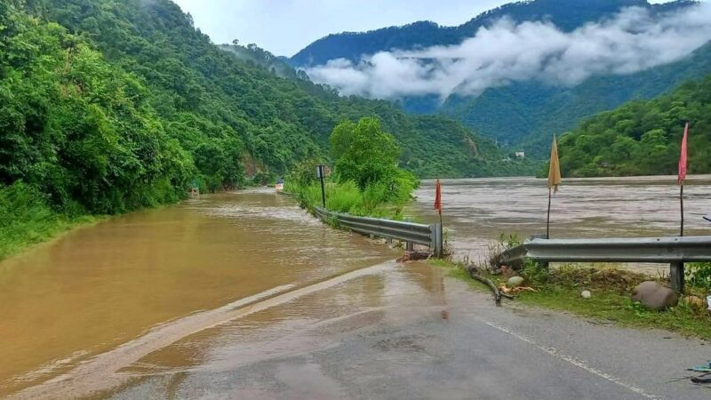 श्रीनगर में अलकनंदा का जल स्तर बढ़ा, हाईवे पर पहुंच पानी