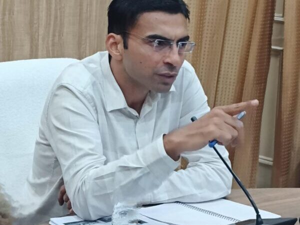 डीएम सविन बंसल के सख्त निर्देश, जिले के समस्त सार्वजनिक रास्ते, सड़के आंतरिक मार्ग पटाखा बिक्री के लिए पूर्णतः प्रतिबन्धित