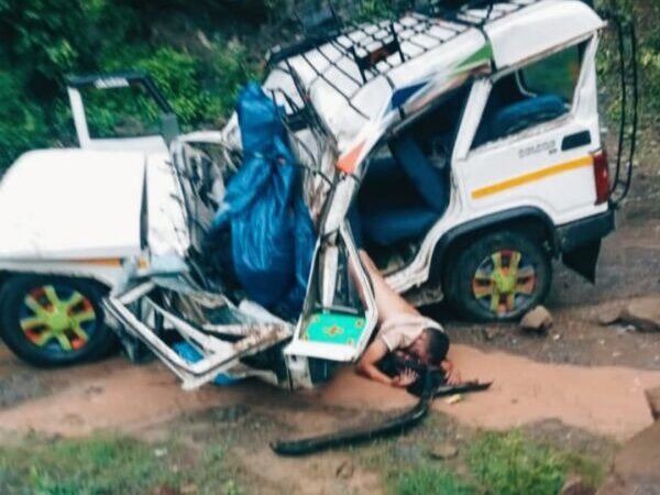टैक्सी पर बोल्डर गिरने से 2 की मौत, 6 घायल