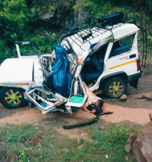 टैक्सी पर बोल्डर गिरने से 2 की मौत, 6 घायल