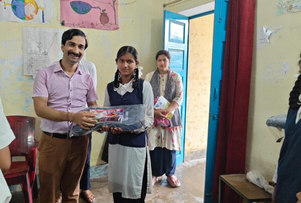 पिता के जन्मदिन पर बालिकाओं को प्रदान की शैक्षिक सामग्री