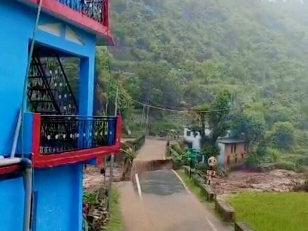 पौड़ी गढ़वाल : NH-121 पर बना पुल बारिश में टूटा, आवाजाही बाधित