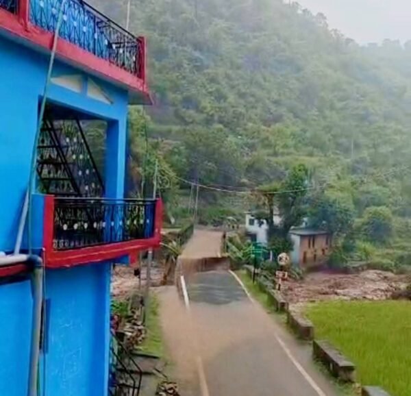 पौड़ी गढ़वाल : NH-121 पर बना पुल बारिश में टूटा, आवाजाही बाधित