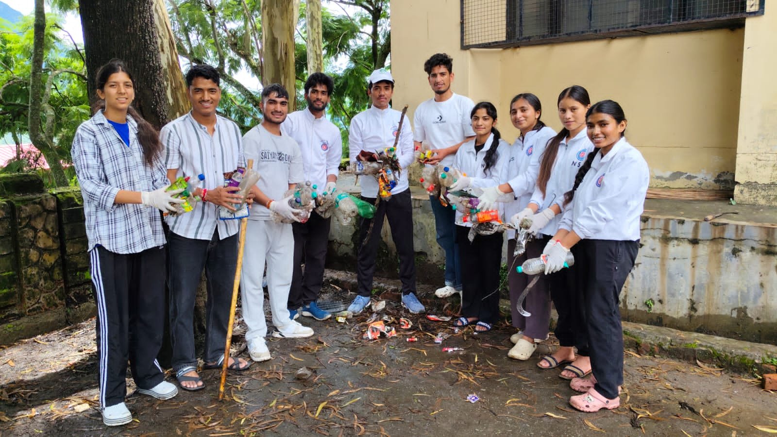 घी संक्रांति पर्व पर एनएसएस स्वयं सेवियों ने चलाया सफाई अभियान
