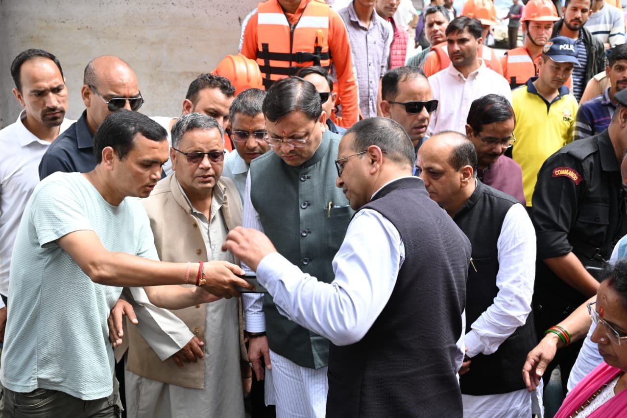 सीएम धामी पहुंचे स्यानाचट्टी, आपदा प्रभावितों को दिलाया हर संभव मदद का भरोसा