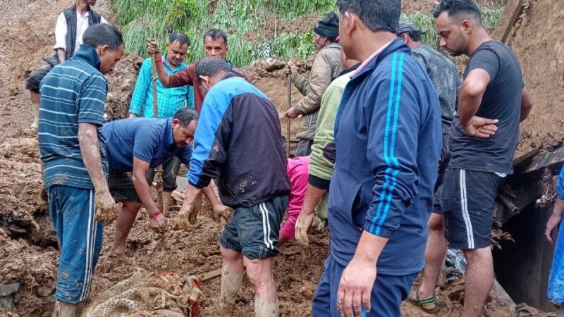 चमोली के मोपाटा में तहसील प्रशासन की टीम ने खोज और बचाव कार्य किया शुरू
