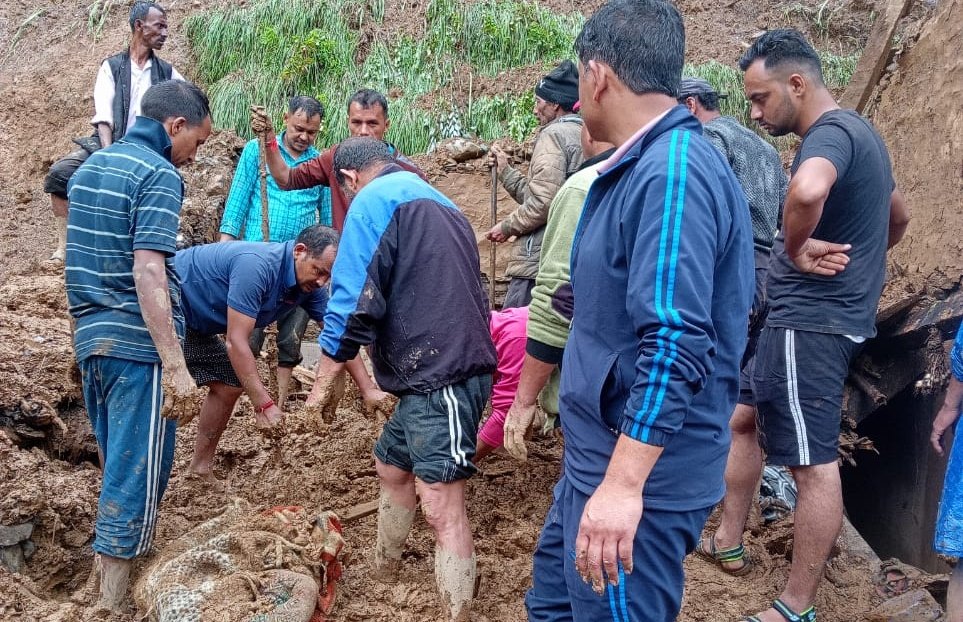 चमोली के मोपाटा में तहसील प्रशासन की टीम ने खोज और बचाव कार्य किया शुरू