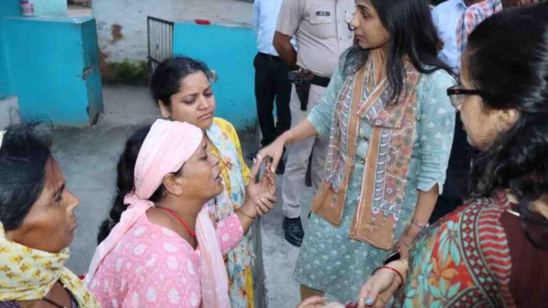 जितेंद्र कुमार के परिजनों से डीएम-एसएसपी ने की मुलाकात, सीएम धामी ने जताया शोक, निष्पक्ष जांच का दिया भरोसा