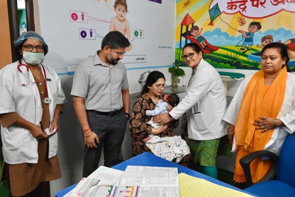 सीडीओ अभिनव शाह ने राज्य के पहले सरकारी आधुनिक टीकाकरण केंद्र में कराया अपने डेढ़ माह के बेटे का टीकाकरण