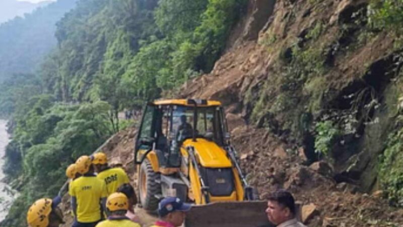 ऋषिकेश-नीलकंठ मार्ग पर चट्टान गिरने से हादसा, दो लापता, दो घायल