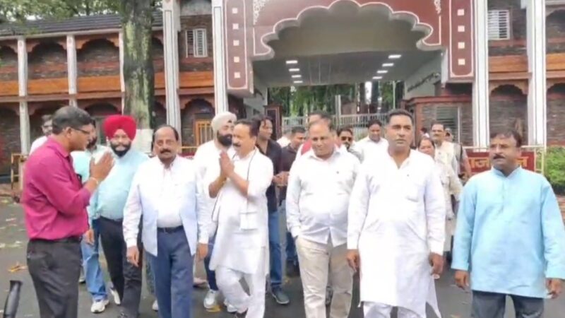 राज्यपाल से मिला कांग्रेस का प्रतिनिधिमंडल, सरकार की मनमानी और असंवैधानिक कार्रवाइयों पर रोक लगाने की मांग
