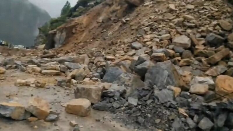 बदरीनाथ हाईवे भनेरपानी में हुआ बाधित