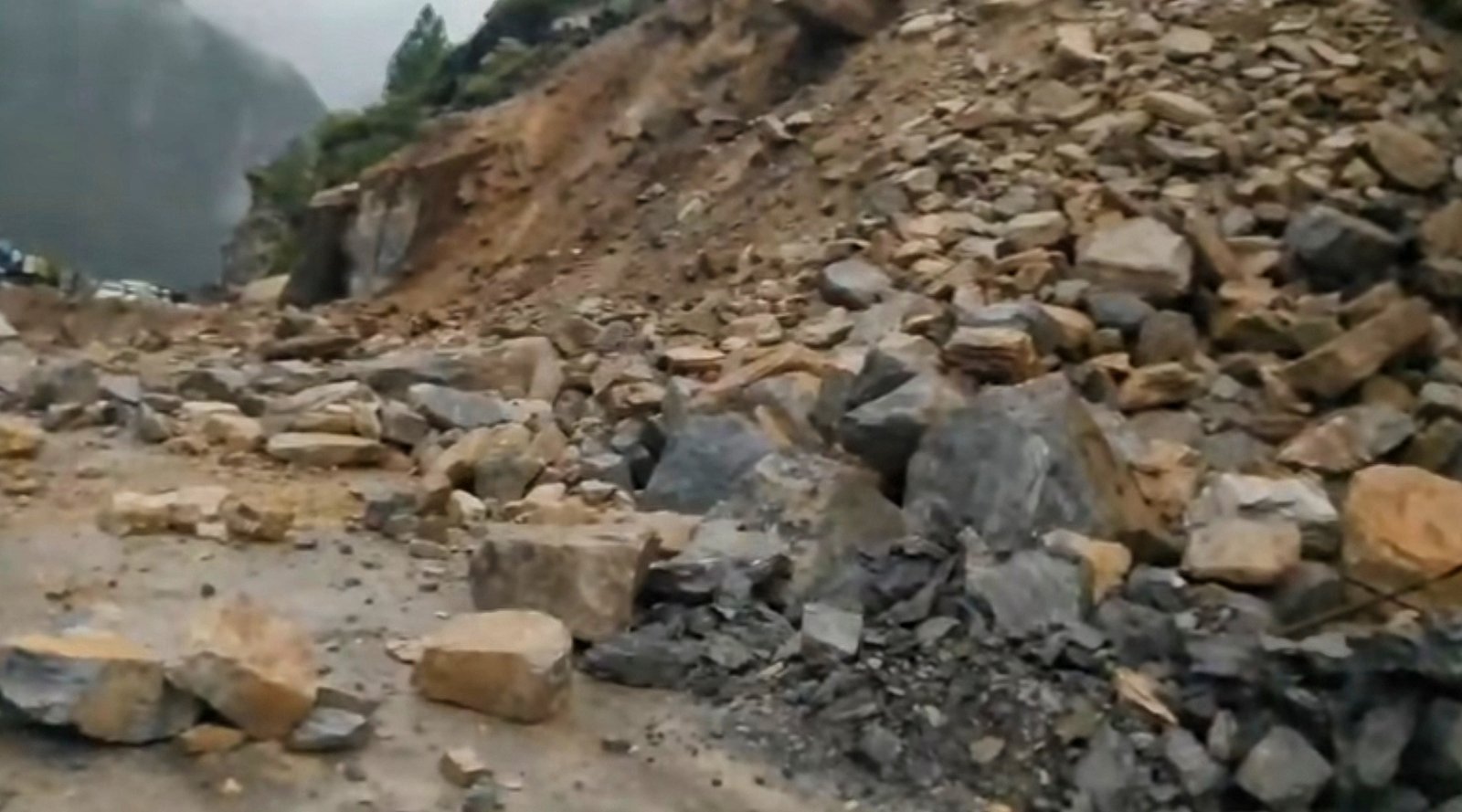 बदरीनाथ हाईवे भनेरपानी में हुआ बाधित