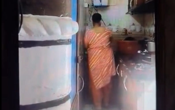 बिजनौर : नौकरानी ने पेशाब करके किचन के बर्तनों में छिड़का, CCTV में कैद पूरी घटना