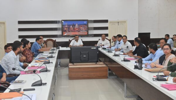 डीएम मयूर दीक्षित ने दिये स्वास्थ्य सेवाओं में सुधार के निर्देश, मातृ मृत्यु दर घटाने और डेंगू से निपटने पर विशेष फोकस