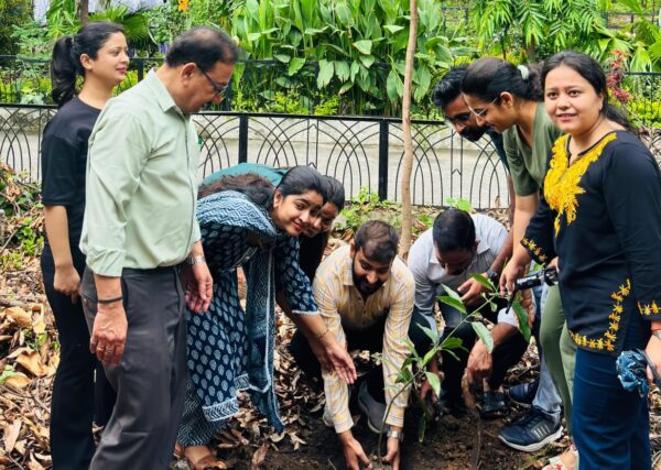 डॉ. आशुतोष पंत के नेतृत्व में ऋषिकुल आयुर्वेद महाविद्यालय में औषधीय एवं फलदार वृक्षारोपण अभियान की शुरुआत
