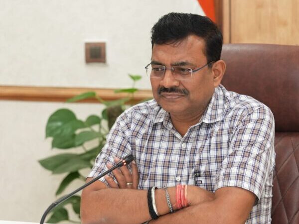 मुख्य सचिव आनन्द बर्द्धन ने वन विभाग को दिए निर्देश, राजस्व बढ़ाने को जड़ी-बूटी, कार्बन क्रेडिट व ईको टूरिज्म पर करें फोकस