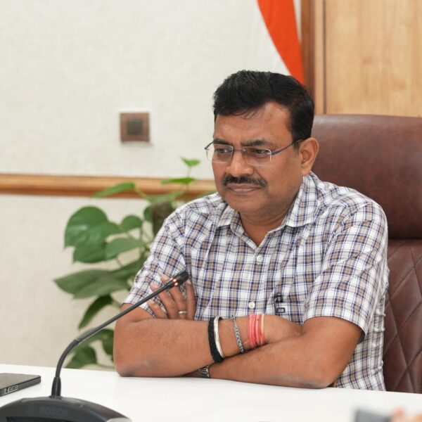 मुख्य सचिव आनन्द बर्द्धन ने वन विभाग को दिए निर्देश, राजस्व बढ़ाने को जड़ी-बूटी, कार्बन क्रेडिट व ईको टूरिज्म पर करें फोकस