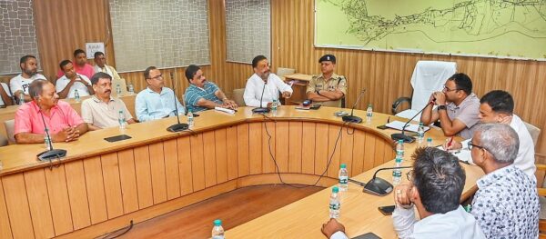डीएम मयूर दीक्षित के निर्देशों के अनुपालन में व्यापार मण्डल के पदाधिकारियों तथा जिला प्रशासन के मध्य अतिक्रमण के सम्बन्ध में बैठक सम्पन्न