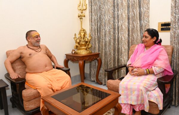 विधानसभा अध्यक्ष ऋतु खण्डूडी भूषण ने जगद्गुरु शंकराचार्य स्वामी राजराजेश्वराश्रम महाराज जी से की शिष्टाचार भेंट
