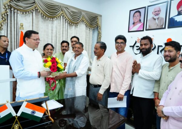सीएम धामी से केदारनाथ विधायक आशा नौटियाल के नेतृत्व में रुद्रप्रयाग जिले से त्रिस्तरीय पंचायत चुनावों में जीत दर्ज करने वाले नवनिर्वाचित जिला पंचायत सदस्यों ने की भेंट