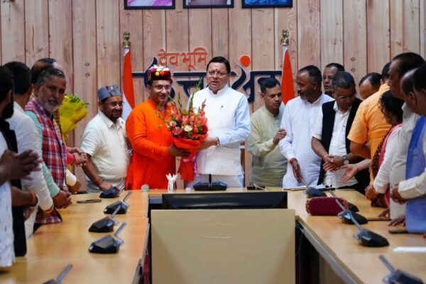 सीएम धामी से गंगोत्री और पुरोला विधायकों के नेतृत्व में उत्तरकाशी जिले से त्रिस्तरीय पंचायत चुनावों में जीत दर्ज करने वाले नवनिर्वाचित जिला पंचायत सदस्यों ने की भेंट
