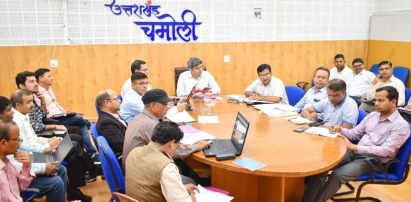 डीएम संदीप तिवारी ने सेना और आईटीबीपी के अधिकारियों की ली बैठक, दिए निर्देश