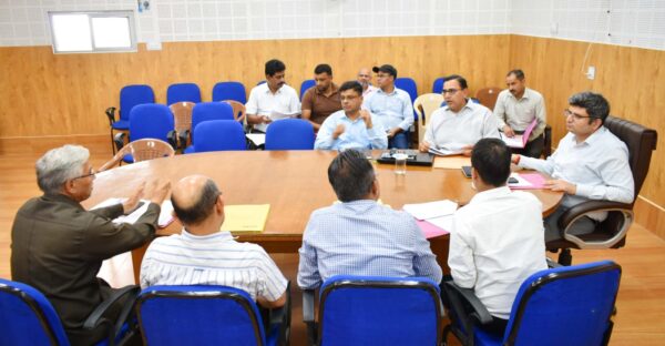 डीएम संदीप तिवारी ने जिला खनिज फाउंडेशन न्यास की शासी परिषद की ली बैठक, अधिकारियों को उच्च प्राथमिकता वाले कार्यों को शीघ्र करने के दिए निर्देश