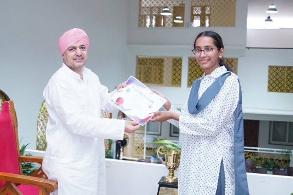 टेबल टेनिस खिलाड़ी स्तुति कुकरेती की प्रतिभा को श्री गुरु राम राय विश्वविद्यालय ने किया सम्मानित, श्रीमहंत देवेन्द्र दास जी महाराज ने 25 हजार रुपये का चेक किया प्रदान 