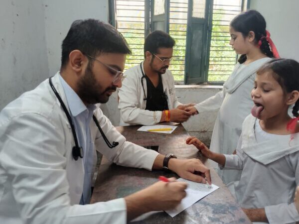 एमकेपी इंटर कॉलेज में श्री महंत इन्दिरेश अस्पताल का निःशुल्क स्वास्थ्य शिविर; 402 छात्राओं, शिक्षकों व स्टाफ ने उठाया विशेषज्ञ परामर्श और जांच सेवाओं का लाभ