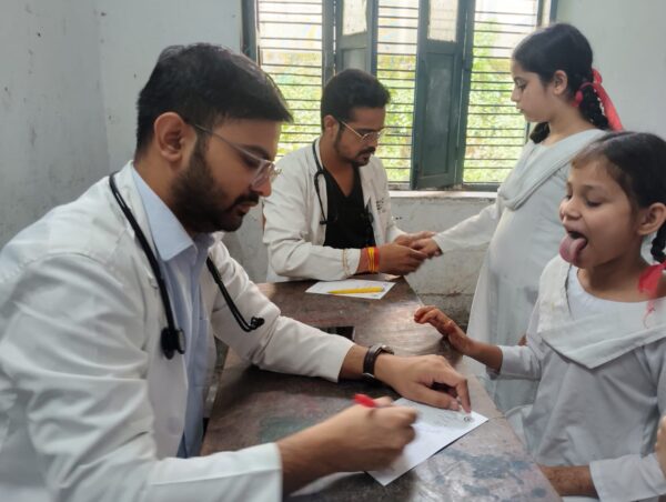 एमकेपी इंटर कॉलेज में श्री महंत इन्दिरेश अस्पताल का निःशुल्क स्वास्थ्य शिविर; 402 छात्राओं, शिक्षकों व स्टाफ ने उठाया विशेषज्ञ परामर्श और जांच सेवाओं का लाभ
