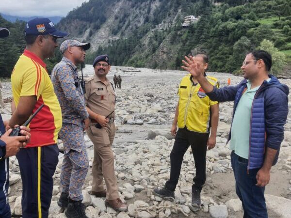 उत्तरकाशी : धराली में 02 IAS व 02 IPS ने संभाली कमान, युद्धस्तर पर राहत-बचाव कार्य जारी, 260 यात्रियों का एयरलिफ्ट