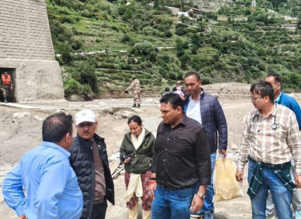 मुख्यमंत्री के निर्देश पर ग्राउंड जीरो पहुंचे सचिव स्वास्थ्य डॉ. आर राजेश कुमार, धराली में आपदा प्रभावित इलाकों में राहत और बचाव कार्यों का किया निरीक्षण