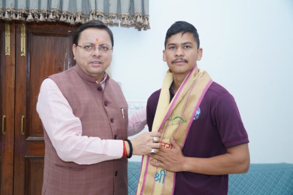 मुख्यमंत्री पुष्कर सिंह धामी से माउंट एवरेस्ट फतह करने वाले वीरेन्द्र सिंह सामंत ने की मुलाकात