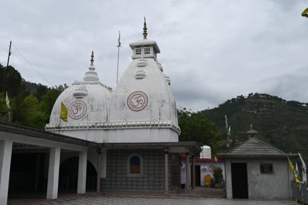 आस्था और भक्ति का केंद्र बागासू महादेव मंदिर, जानें क्यों है यह “स्वयं प्रकट शिवलिंग” इतना खास