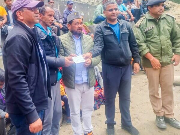 धराली में 98 आपदा प्रभावित परिवारों को मिली पाँच-पाँच लाख रुपये की तत्कालिक सहायता, सीएम धामी के निर्देश पर प्रभावितों को दिए गए चेक