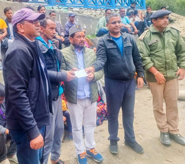 धराली में 98 आपदा प्रभावित परिवारों को मिली पाँच-पाँच लाख रुपये की तत्कालिक सहायता, सीएम धामी के निर्देश पर प्रभावितों को दिए गए चेक