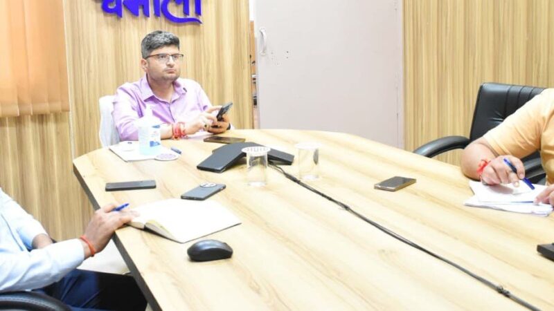 आंदोलनकारियों को डीएम ने दिया भरोसा