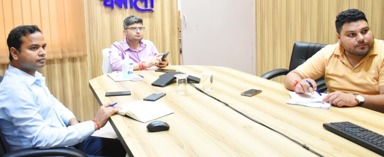 आंदोलनकारियों को डीएम ने दिया भरोसा