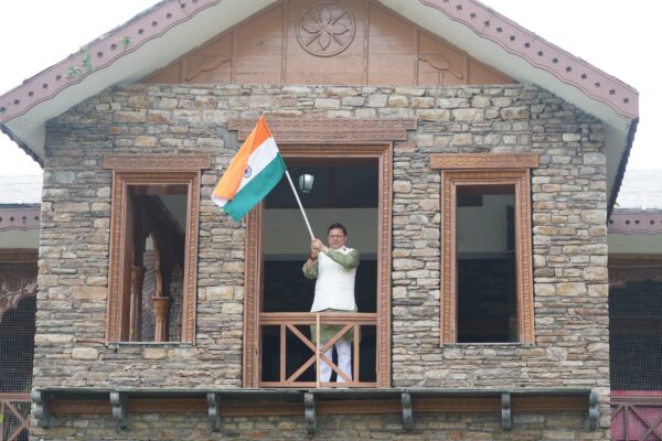 सीएम पुष्कर सिंह धामी ने मुख्यमंत्री आवास में “हर घर तिरंगा” अभियान के अंतर्गत तिरंगा फहराया