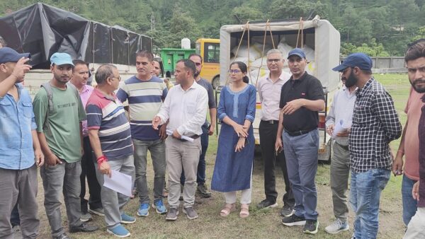 धराली-हर्षिल आपदा : प्रशासन ने विस्थापितों को घर-घर पहुंचाई राहत सामग्री, 171 किट वितरित