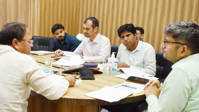 जल जीवन मिशन की योजनाओं में लाएं तेजी – डीएम संदीप तिवारी