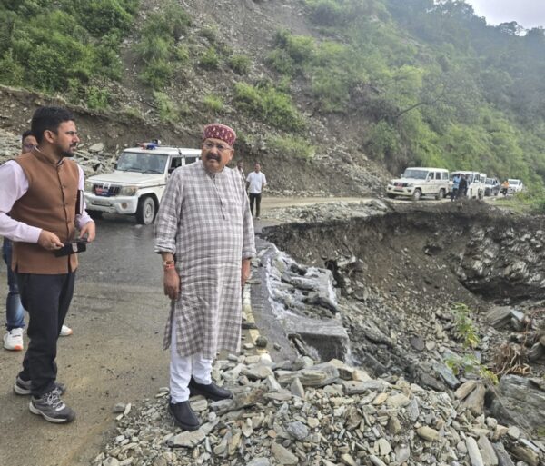 कैबिनेट मंत्री सतपाल महाराज ने निमोलिया गदेरे का किया निरीक्षण