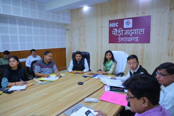 डीएम स्वाति एस. भदौरिया ने ली सीएम हेल्पलाइन व मुख्यमंत्री घोषणाओं की प्रगति बैठक, लंबित शिकायतों पर विभागों को दिये त्वरित निस्तारण के निर्देश