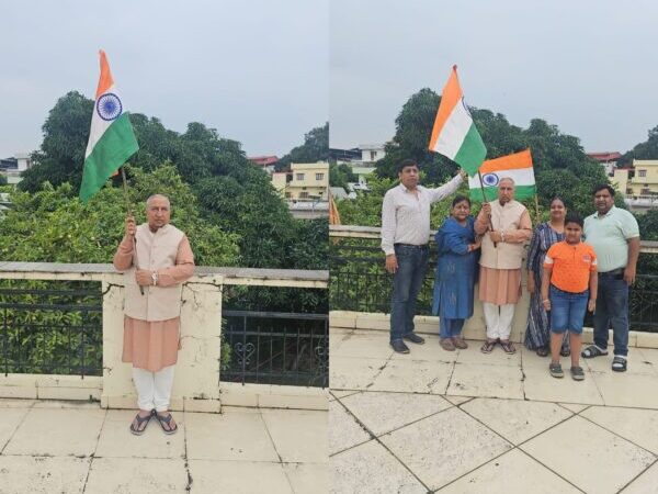 सासंद राज्यसभा डॉ. नरेश बंसल ने देहरादून स्थित अपने आवास पर तिरंगा फहराया