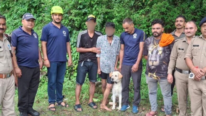कुत्ते को बचाने में नाले के तेज बहाव में फंसे दो युवा
