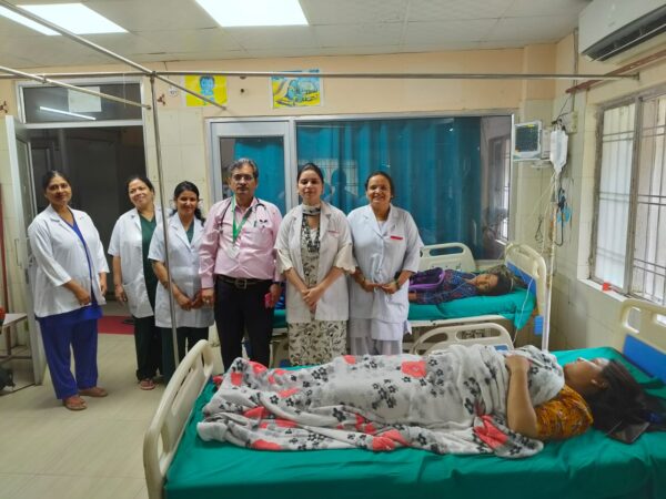 उत्तरकाशी : जिला अस्पताल में दुर्लभ “डाई-डेल-फिस यूट्रस” स्थिति में सफल प्रसव, मां और बच्चा सुरक्षित