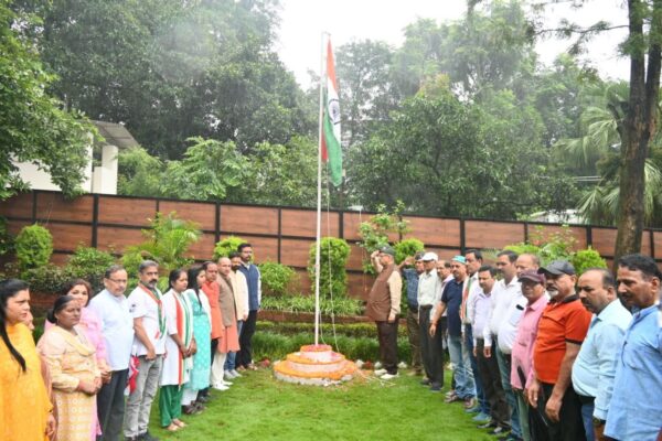 कृषि मंत्री गणेश जोशी ने 79वें स्वतंत्रता दिवस पर किया ध्वजारोहण, शहीदों को दी श्रद्धांजलि